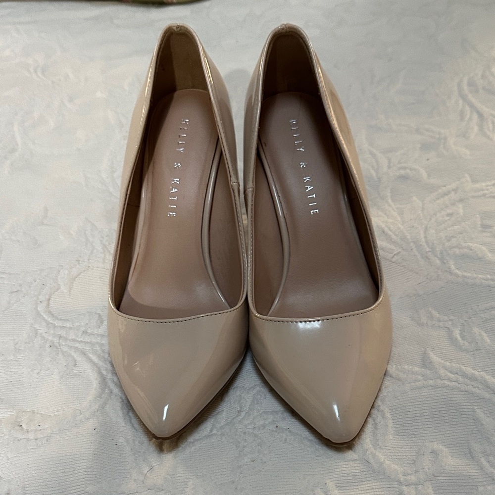 Kelly & Katie Beige Patent Heels Sz 8.5